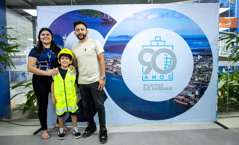 Familiares de portuários participam de visita guiada ao Porto de Paranaguá