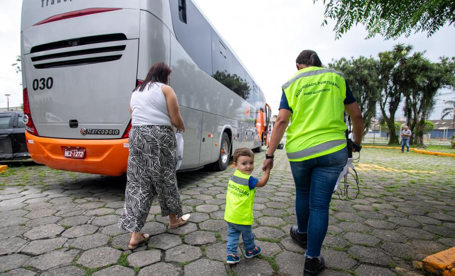 Familiares de portuários participam de visita guiada ao Porto de Paranaguá