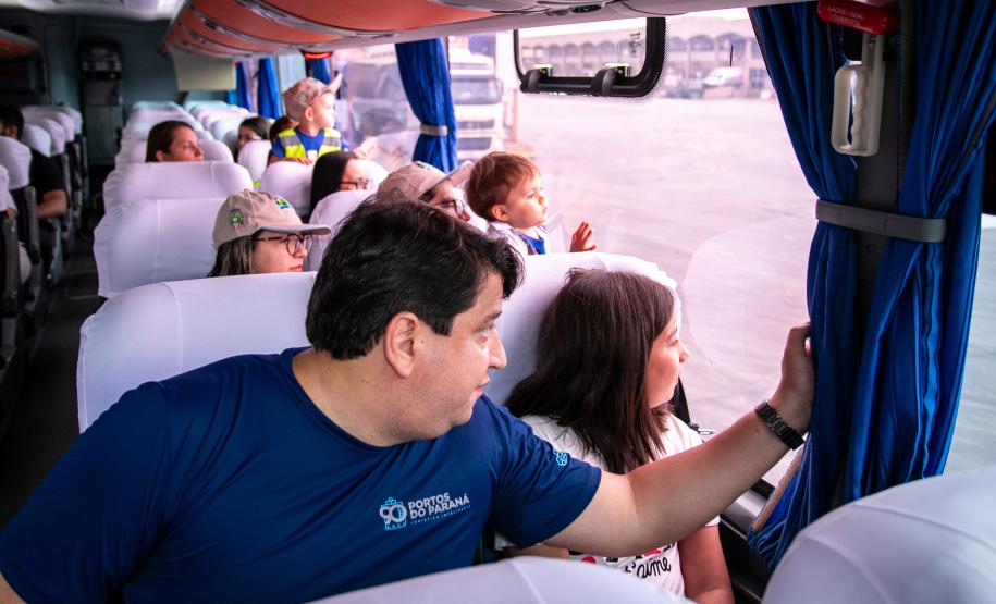 Familiares de portuários participam de visita guiada ao Porto de Paranaguá