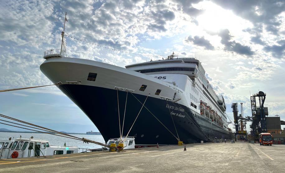 Navio de cruzeiro Vasco da Gama atraca no Porto de Paranaguá