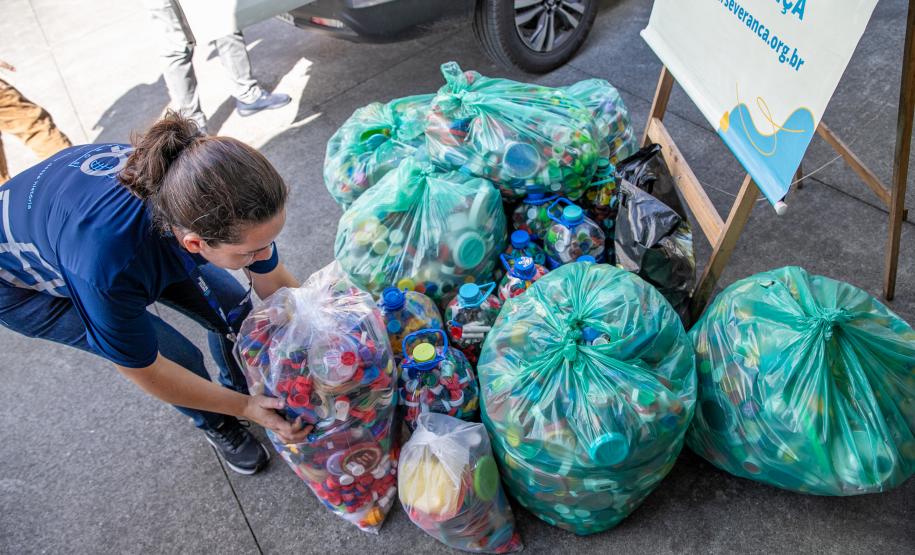 Portos do Paraná entrega tampinhas plásticas ao Lar Perseverança