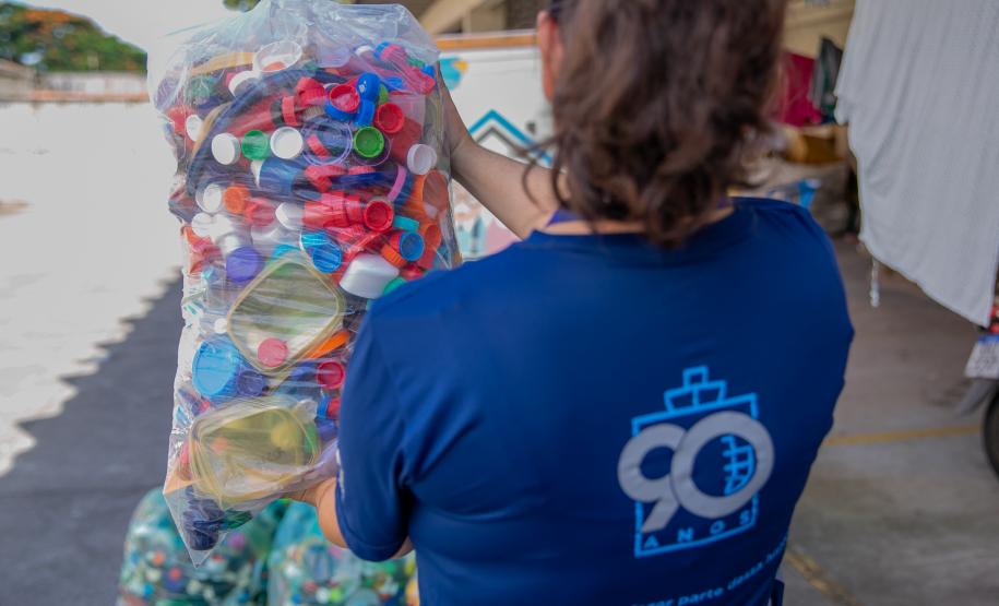 Portos do Paraná entrega tampinhas plásticas ao Lar Perseverança