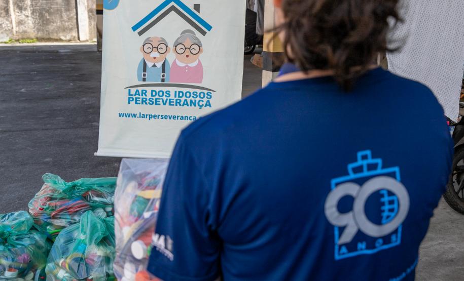Portos do Paraná entrega tampinhas plásticas ao Lar Perseverança