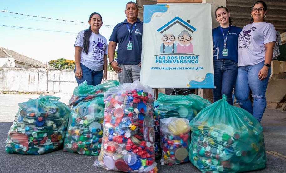 Portos do Paraná entrega tampinhas plásticas ao Lar Perseverança