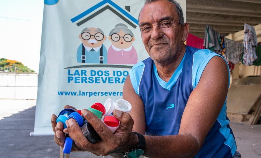 Portos do Paraná entrega tampinhas plásticas ao Lar Perseverança