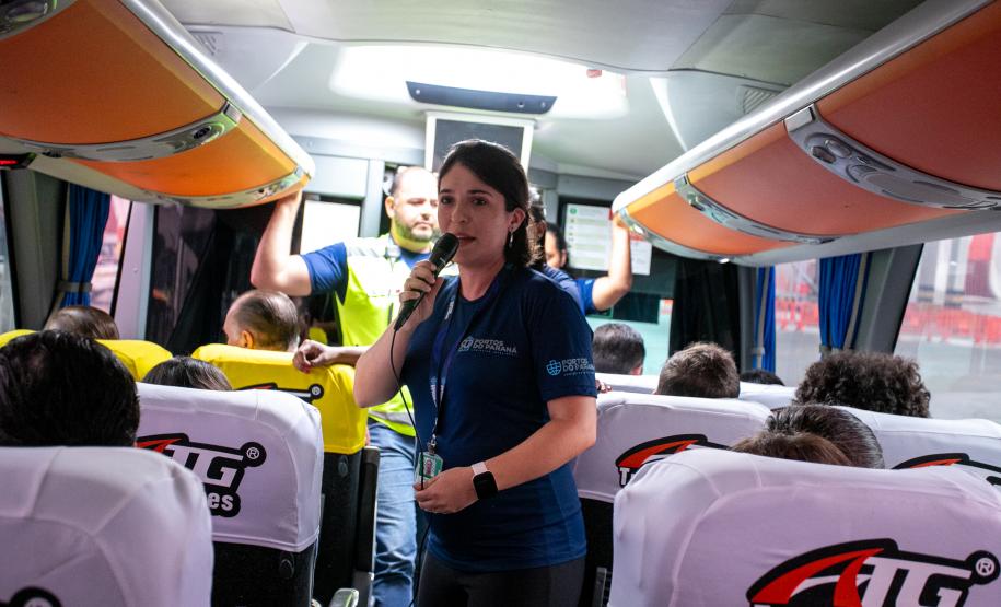 Familiares de portuários participam de visita guiada ao Porto de Paranaguá