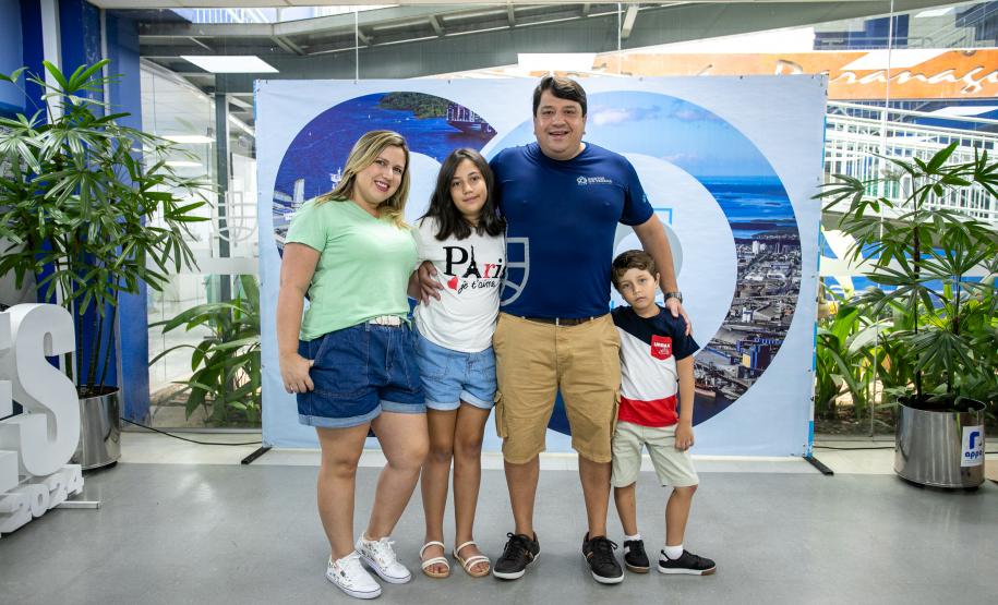 Familiares de portuários participam de visita guiada ao Porto de Paranaguá
