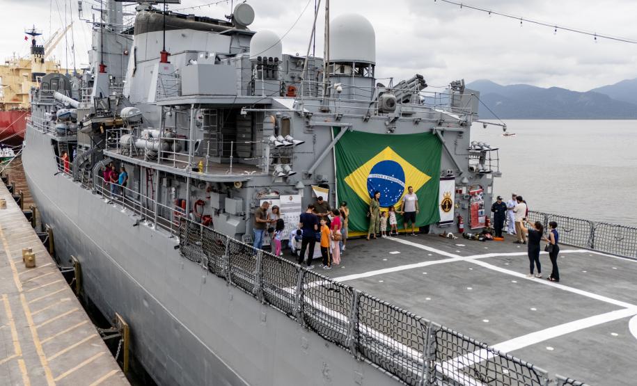 Navio de Guerra da Marinha recebe 750 visitantes