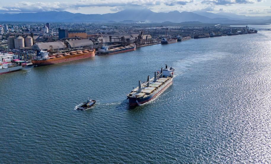 #praquemnaopodever navio cruza a Baía de Paranaguá azul com o Porto de Paranaguá ao fundo