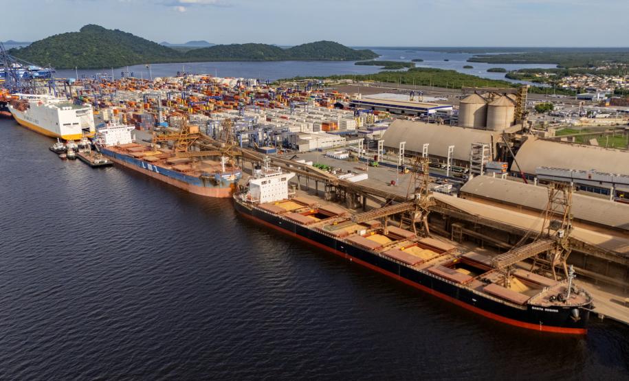 #praquemnaopodever tres navios, um atras do outro, estão atracados no berço do Porto de Paranaguá. O céu e aguas azuis mostram um céu aberto e um porto com movimentação intensa. Os porões do primeiro navio na foto estão lotados de soja e operando a todo o vapor. o Navio logo atras também aparece bem carregado.