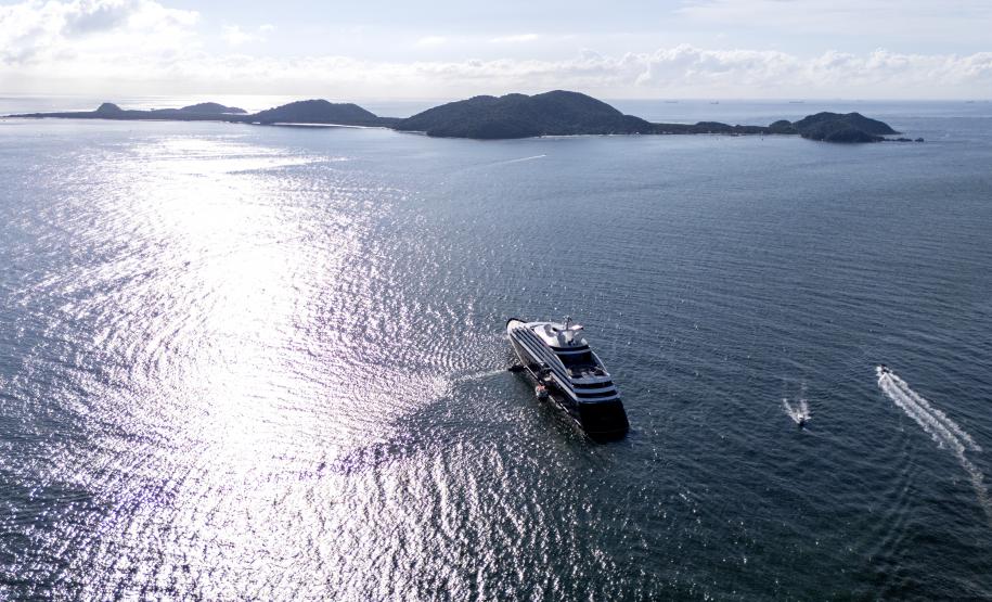 Pela primeira vez, navio de cruzeiro é ancorado próximo à Ilha do Mel