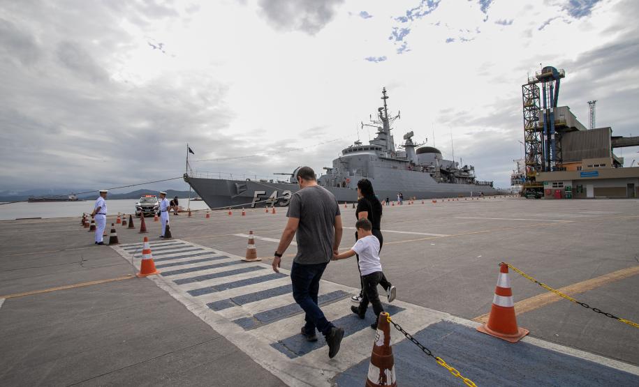 Navio de Guerra da Marinha recebe 750 visitantes