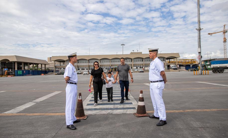 Navio de Guerra da Marinha recebe 750 visitantes