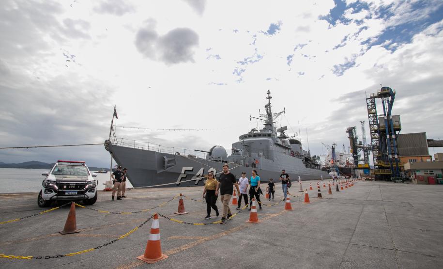 Navio de Guerra da Marinha recebe 750 visitantes