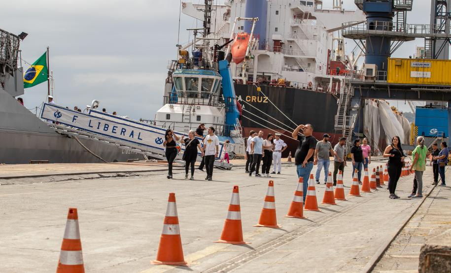 Navio de Guerra da Marinha recebe 750 visitantes