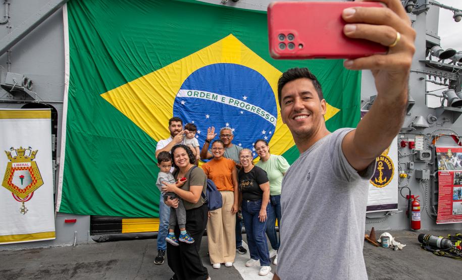 Navio de Guerra da Marinha recebe 750 visitantes