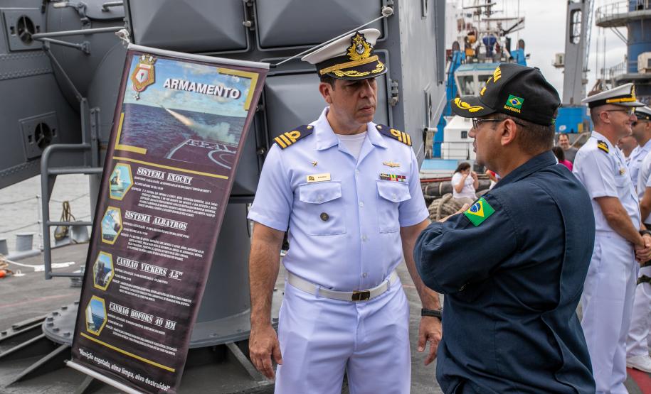 Navio de Guerra da Marinha recebe 750 visitantes