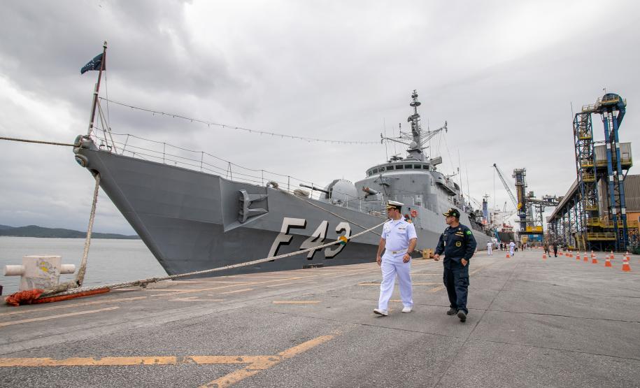 Navio de Guerra da Marinha recebe 750 visitantes