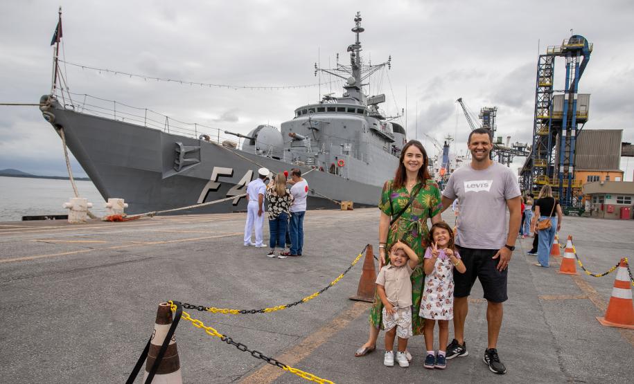 Navio de Guerra da Marinha recebe 750 visitantes