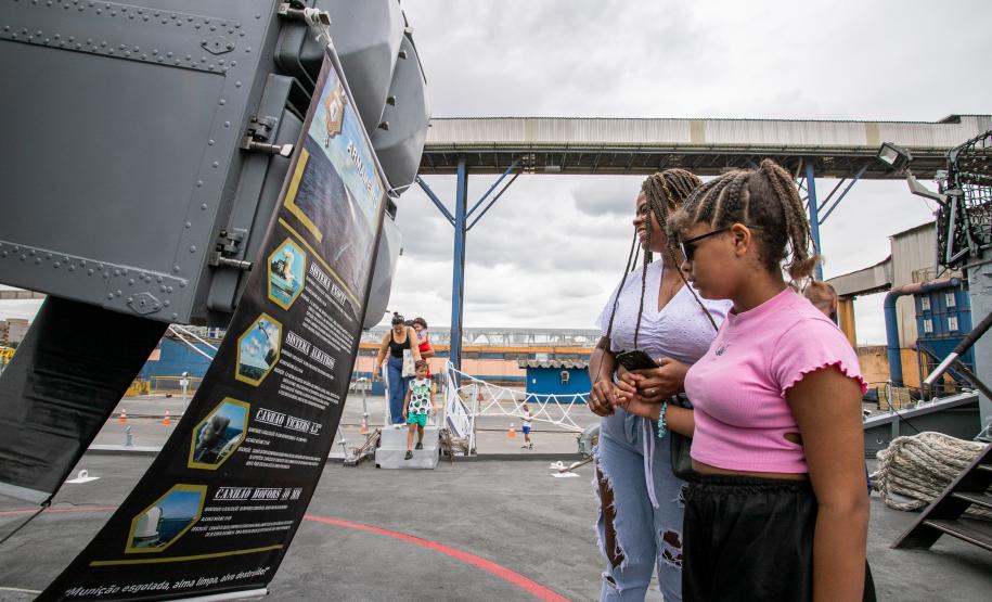 Navio de Guerra da Marinha recebe 750 visitantes
