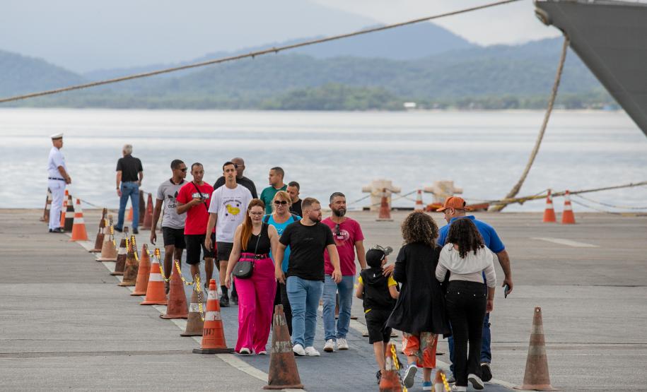 Navio de Guerra da Marinha recebe 750 visitantes