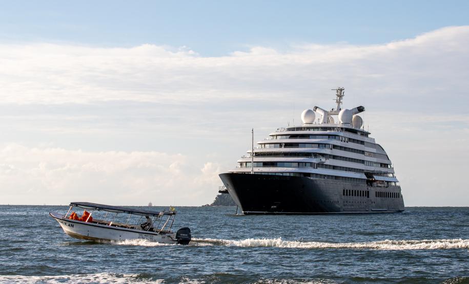 Pela primeira vez, navio de cruzeiro é ancorado próximo à Ilha do Mel
