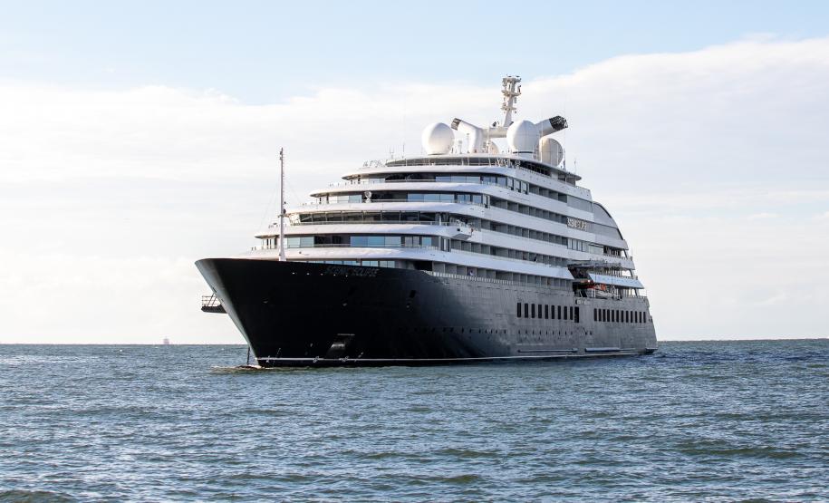 Pela primeira vez, navio de cruzeiro é ancorado próximo à Ilha do Mel