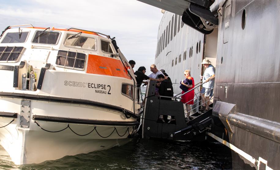 Pela primeira vez, navio de cruzeiro é ancorado próximo à Ilha do Mel