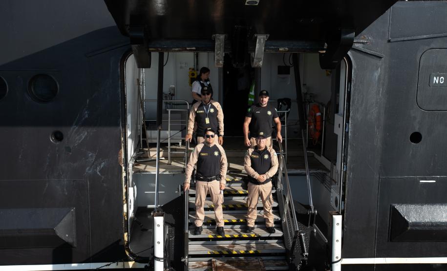 Pela primeira vez, navio de cruzeiro é ancorado próximo à Ilha do Mel