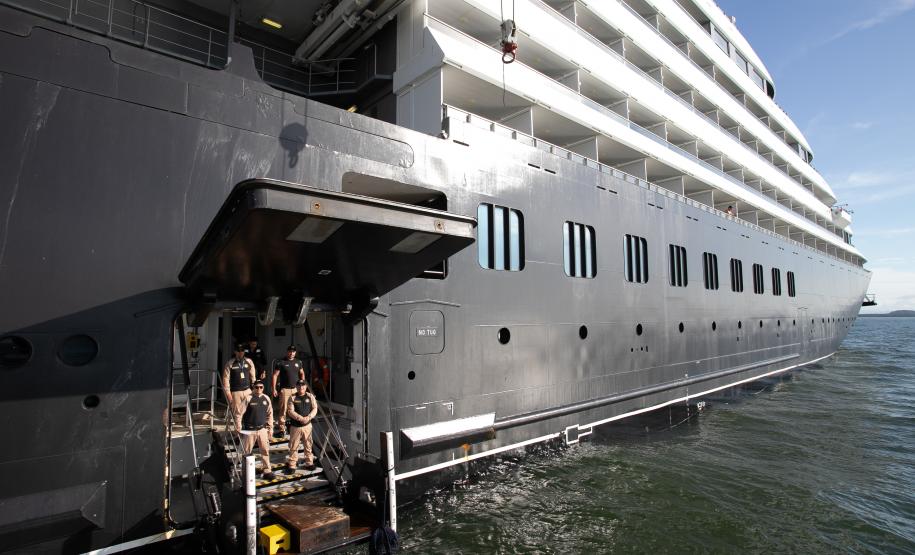 Pela primeira vez, navio de cruzeiro é ancorado próximo à Ilha do Mel