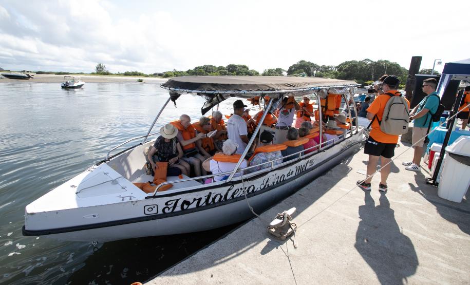 Pela primeira vez, navio de cruzeiro é ancorado próximo à Ilha do Mel