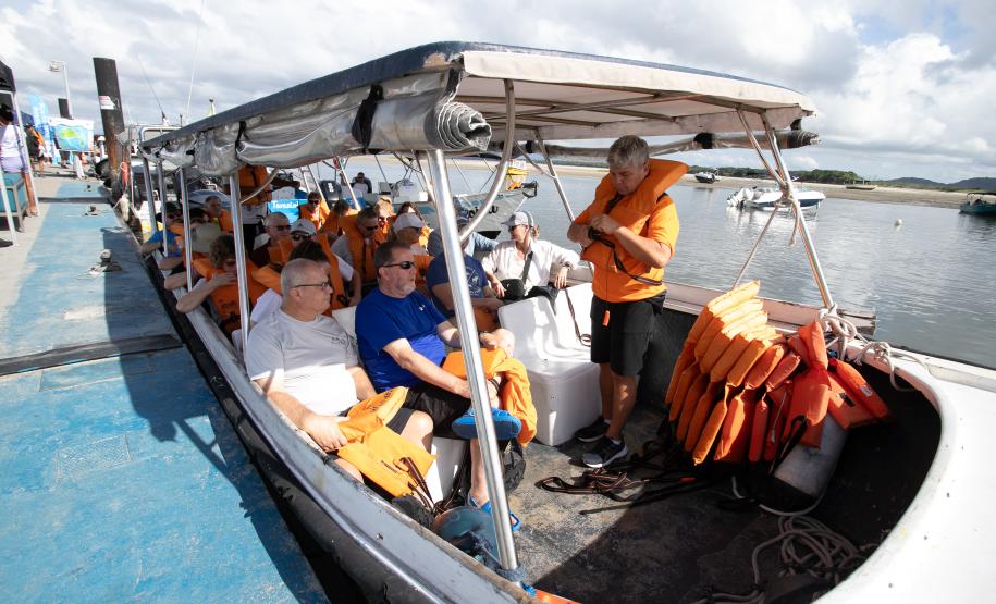 Pela primeira vez, navio de cruzeiro é ancorado próximo à Ilha do Mel