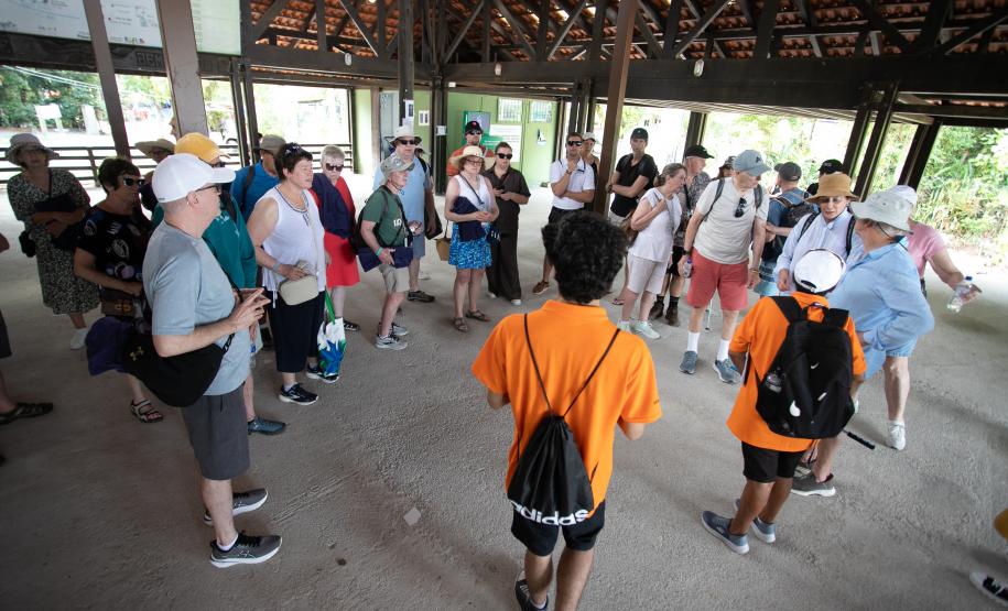 Pela primeira vez, navio de cruzeiro é ancorado próximo à Ilha do Mel