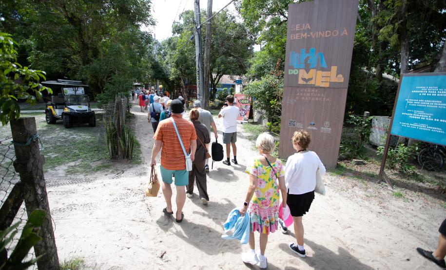 Pela primeira vez, navio de cruzeiro é ancorado próximo à Ilha do Mel