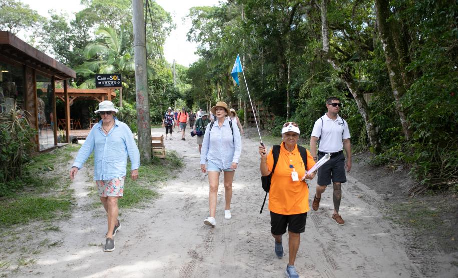 Pela primeira vez, navio de cruzeiro é ancorado próximo à Ilha do Mel
