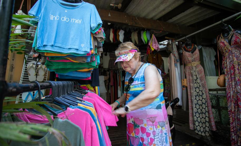 Pela primeira vez, navio de cruzeiro é ancorado próximo à Ilha do Mel