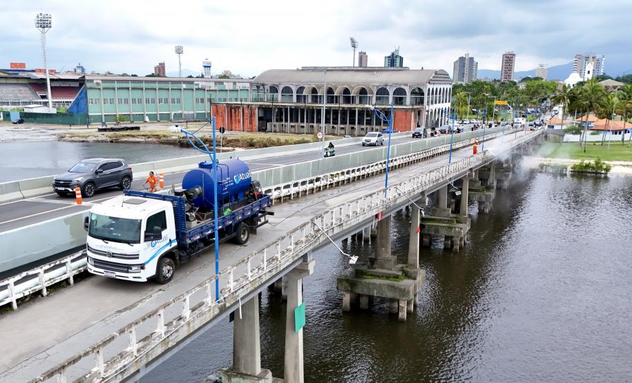 Portos do Paraná realiza limpeza da Ponte dos Valadares para ação artística