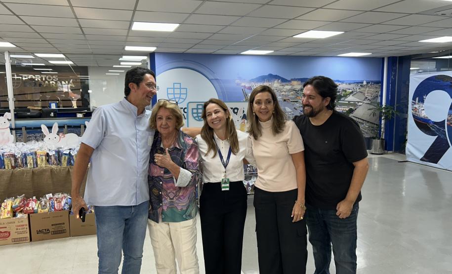 Voluntariado monta kits da campanha “Páscoa para Todos”