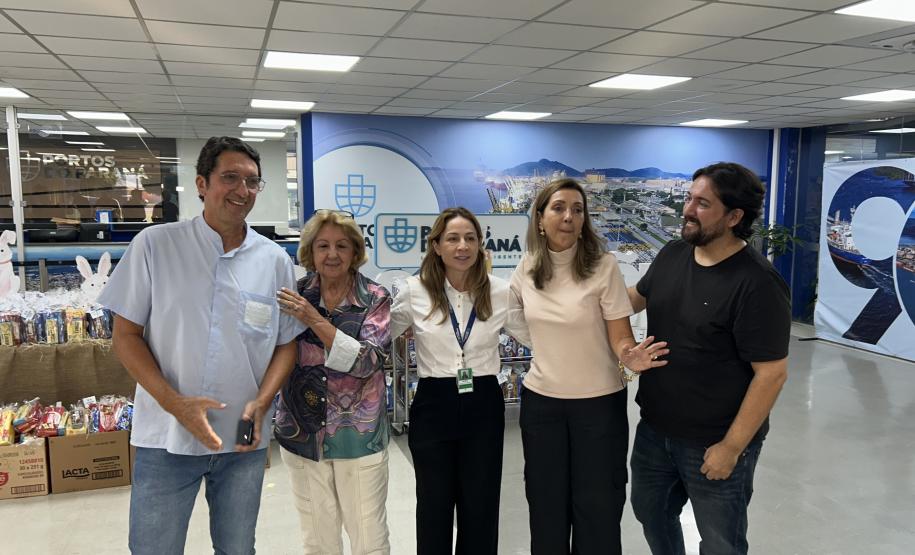 Voluntariado monta kits da campanha “Páscoa para Todos”