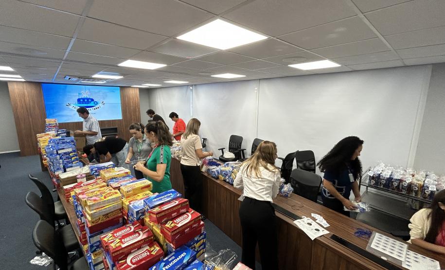 Voluntariado monta kits da campanha “Páscoa para Todos”