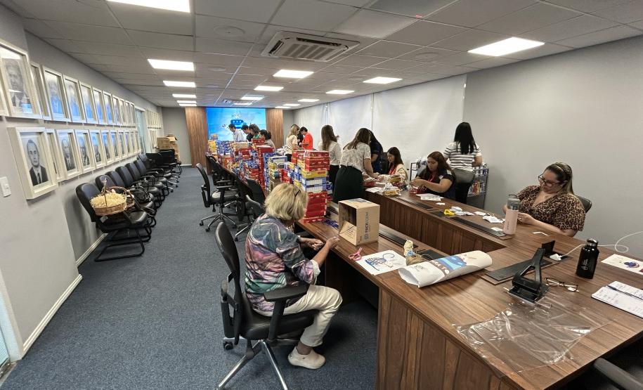 Voluntariado monta kits da campanha “Páscoa para Todos”