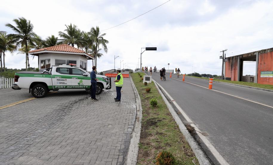 Portos do Paraná realiza limpeza da Ponte dos Valadares para ação artística