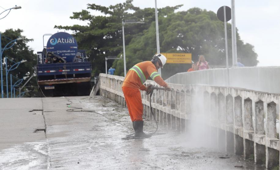 Portos do Paraná realiza limpeza da Ponte dos Valadares para ação artística