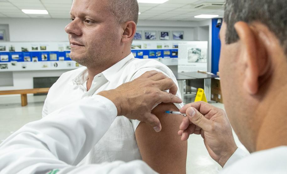 Vacina contra a gripe Influenza imuniza 225 portuários