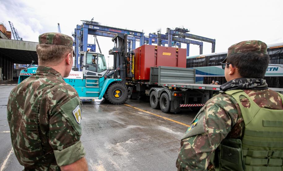 Porto de Paranaguá recebe estruturas gigantes do Exército