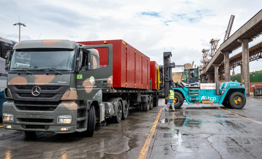 Porto de Paranaguá recebe estruturas gigantes do Exército
