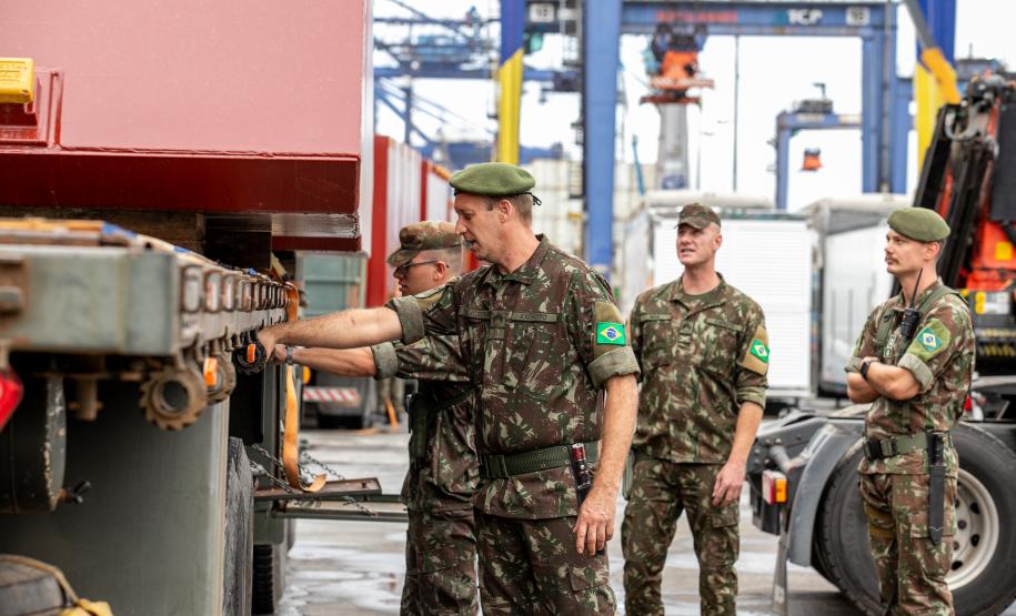 Porto de Paranaguá recebe estruturas gigantes do Exército