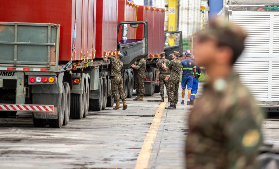 Porto de Paranaguá recebe estruturas gigantes do Exército