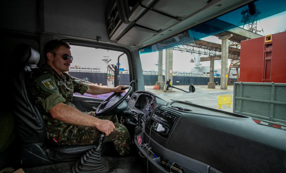 Porto de Paranaguá recebe estruturas gigantes do Exército