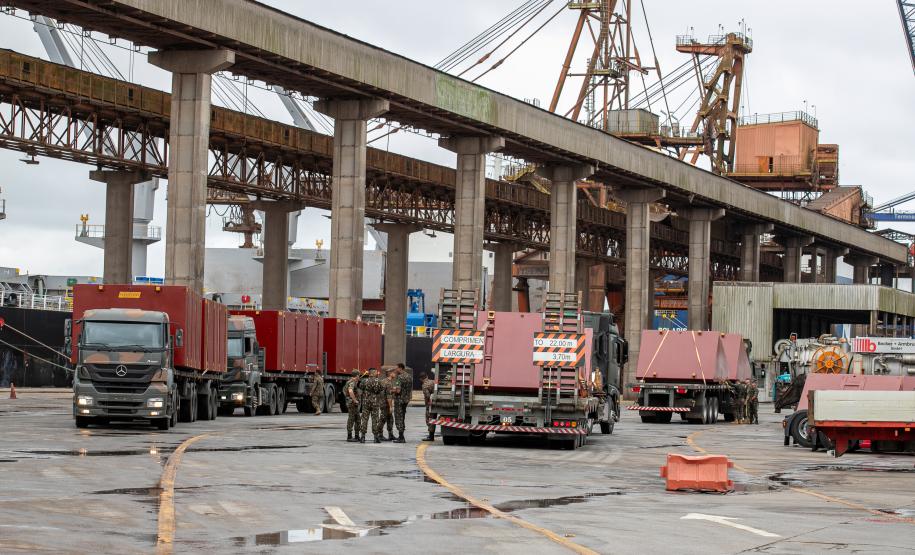 Porto de Paranaguá recebe estruturas gigantes do Exército